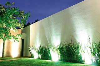 iluminacin de rbol y fachada con una pincho de jardin