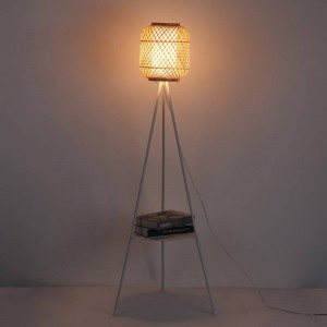 rieten lamp met klein tafeltje