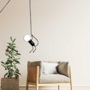 Zwarte hanglamp in Scandinavische stijl voor plafond in slaapkamer met lang snoer en stekker