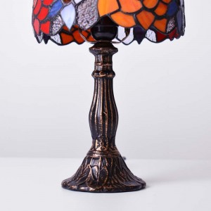 Tiffany geïnspireerde lamp met glazen decoratie en metalen voet