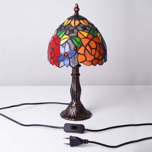 Tiffany geïnspireerde lamp met glazen decoratie en metalen voet