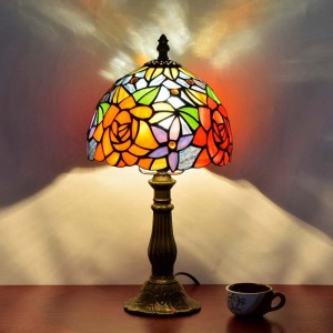 Tiffany geïnspireerde lamp met glazen decoratie en metalen voet