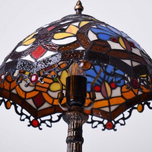 Tiffany geïnspireerde lamp met bloemenmozaïek in glas