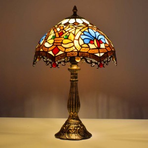 Tiffany geïnspireerde lamp met bloemenmozaïek in glas