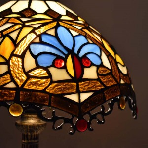 Tiffany geïnspireerde lamp met bloemenmozaïek in glas