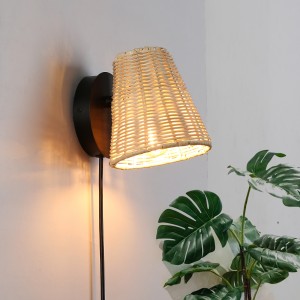 Rieten wandlamp met "Blind" stekker. E27