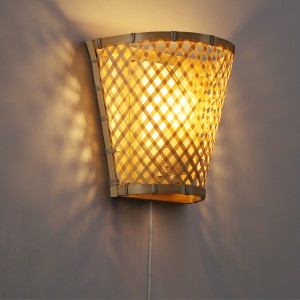 wandlamp aan