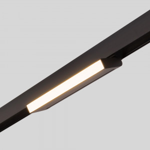 Luminária linear orientável para carril magnético